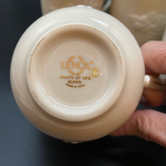 💥SOLD💥 EUC Lenox Cream Colored and Gold Grape Design Mugs - Picture 6 of 8